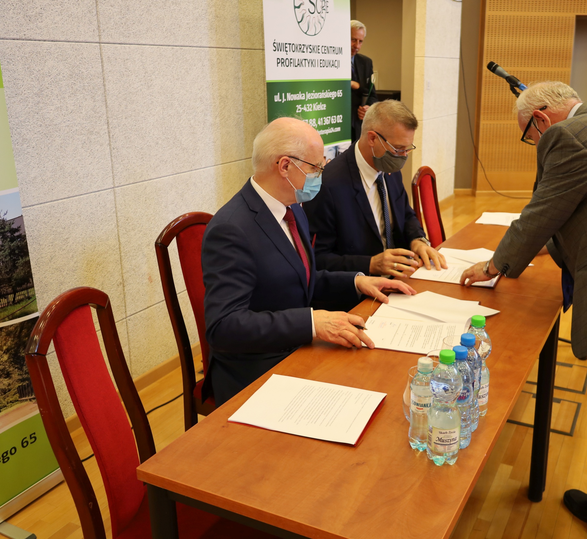 Prof. Stanisław Głuszek, rektor UJK i Bogdan Wenta, prezydent Kielc podpisują porozumienie o współpracy.