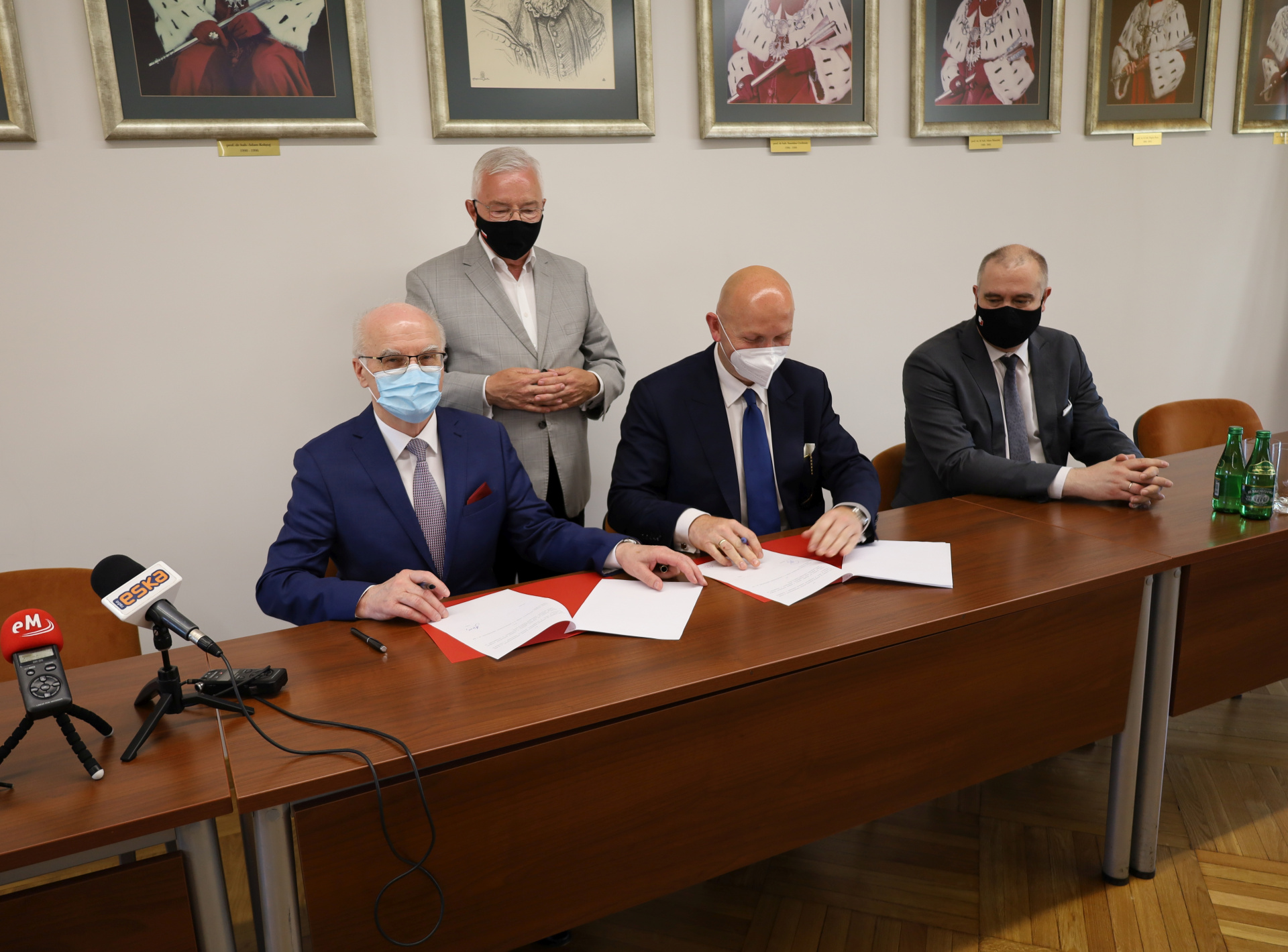 Porozumienie podpisują prof. Stanisław Głuszek, rektor UJK i Marcin Perz, prezes zarządu Specjalnej Strefy Ekonomicznej Starachowice, asystuje poseł Krzysztof Lipiec.