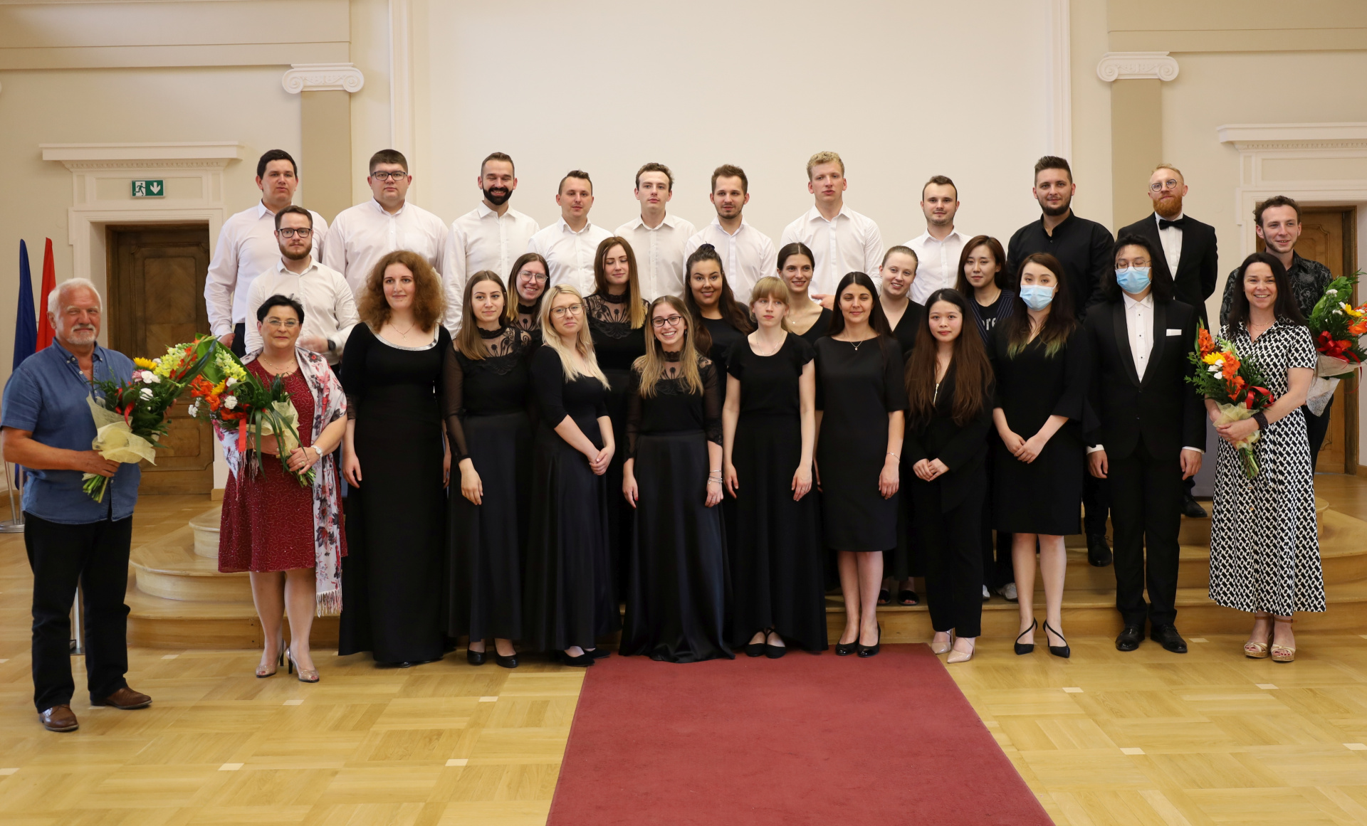 Zdjęcie grupowe wykładowców i studentów w auli Rektoratu UJK.