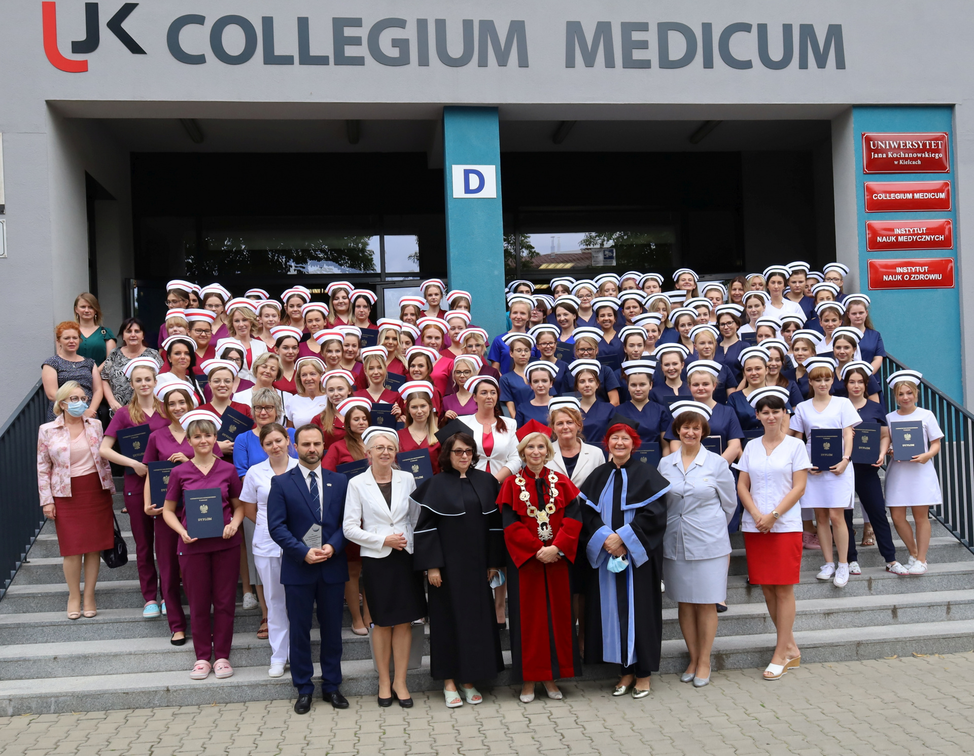 Wspólne zdjęcie uczestników uroczystości na schodach Collegium Medicum UJK.