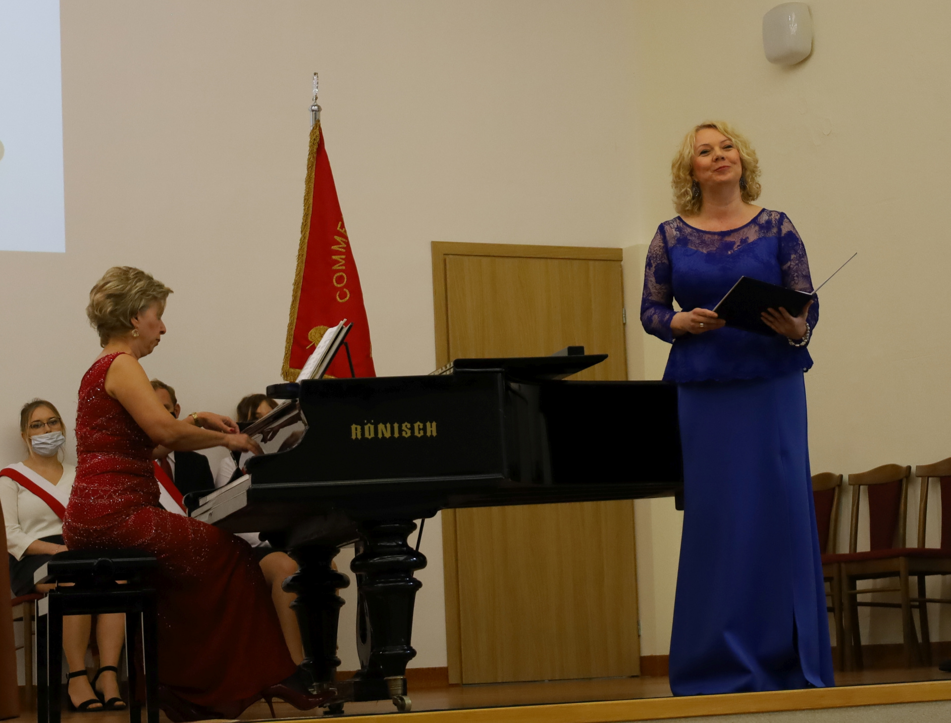 Panie w sukniach (pracownice Filii: mgr Magdalena Chudziczek – Cieślar (sopran) i dr Anastazja Wilczkowska (fortepian) podczas występu artystycznego, który uświetnił uroczystość.