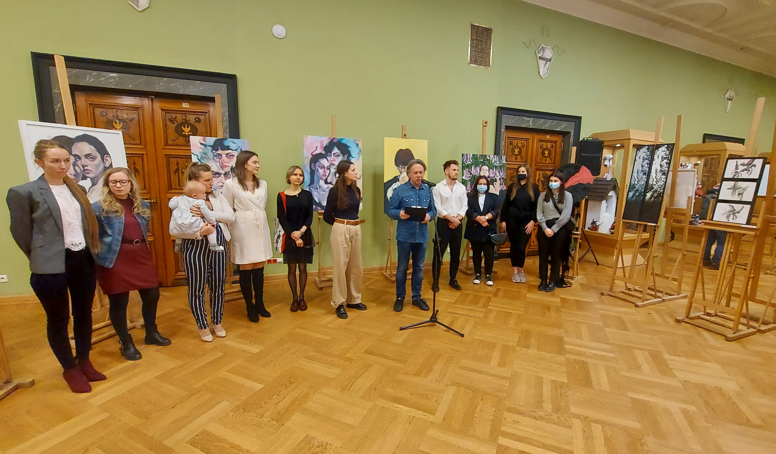 Studenci, którzy wystawiają swoje prace w Wojewódzkim Domu Kultury.