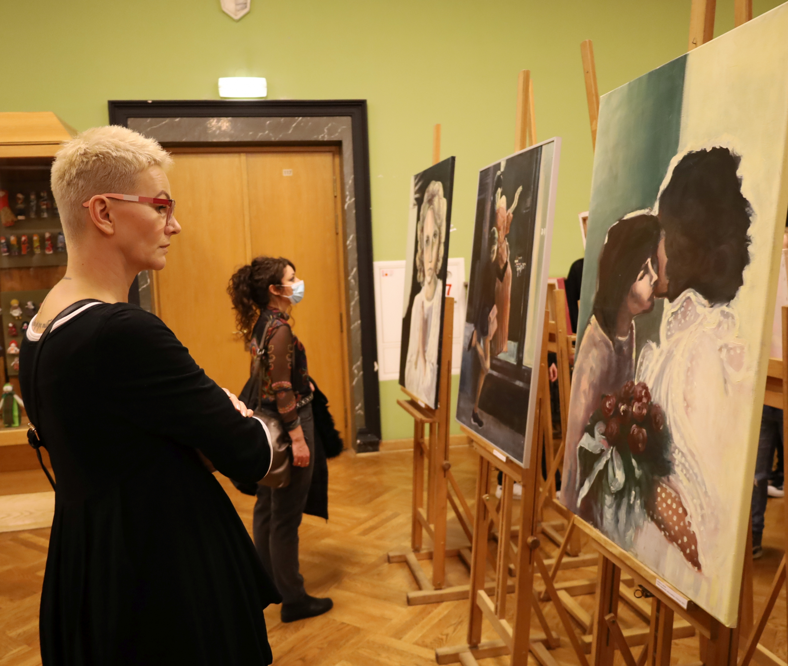 Zwiedzający wystawę oglądają prace studentów UJK.