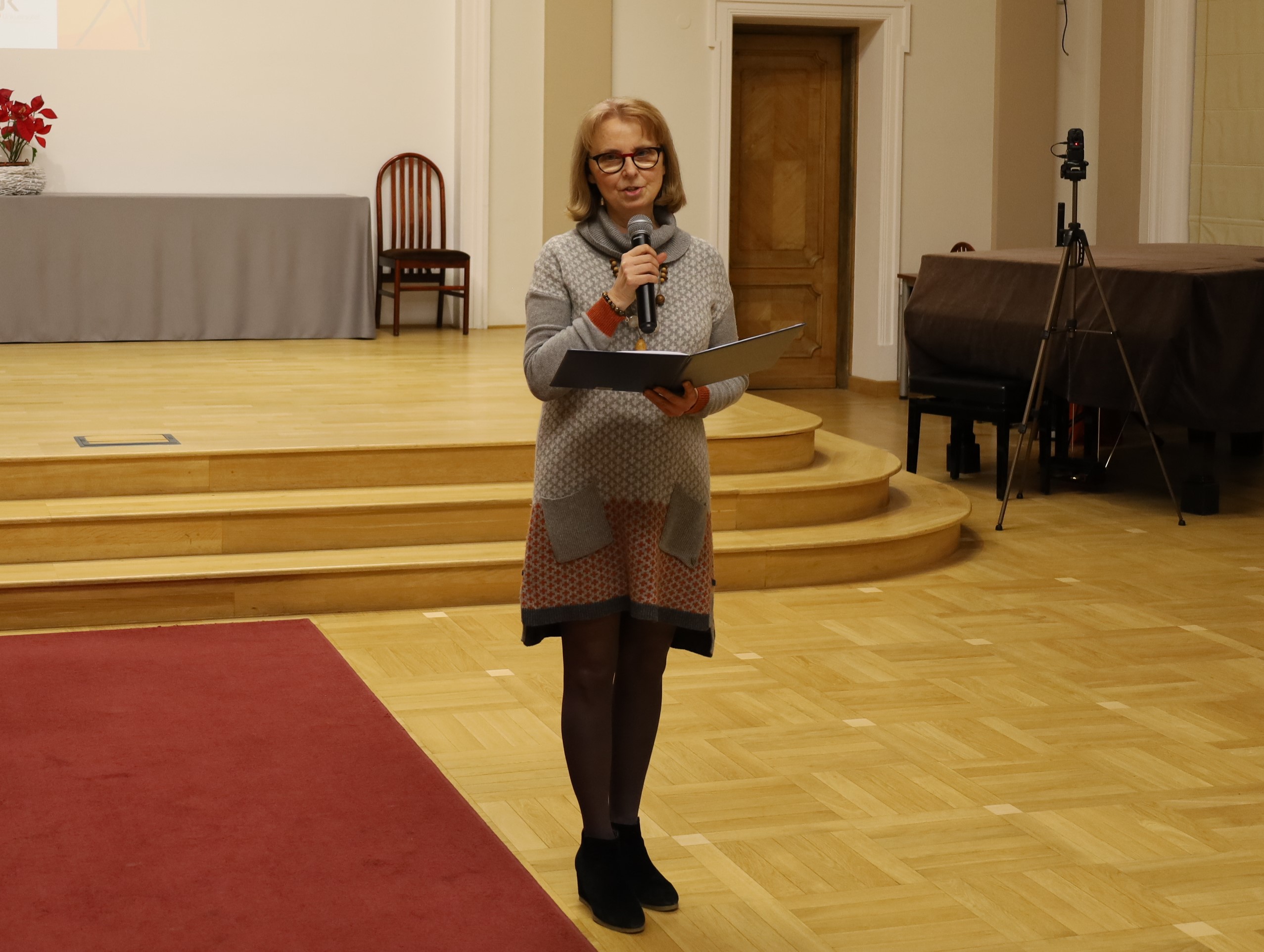 Na zdjęciu dr hab. prof. UJK Monika Szpringer, kierownik Centrum Wsparcia Psychologicznego i Psychoedukacji UJK, która przemawia do zebranych.