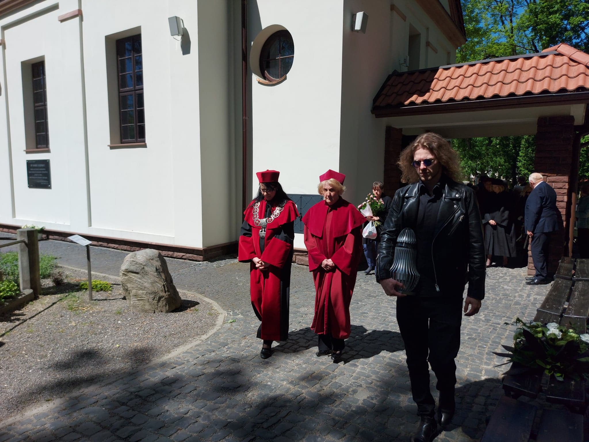 Wyjście konduktu z kaplicy. W togach przedstawiciele władz Uniwersytetu Jana Kochanowskiego.