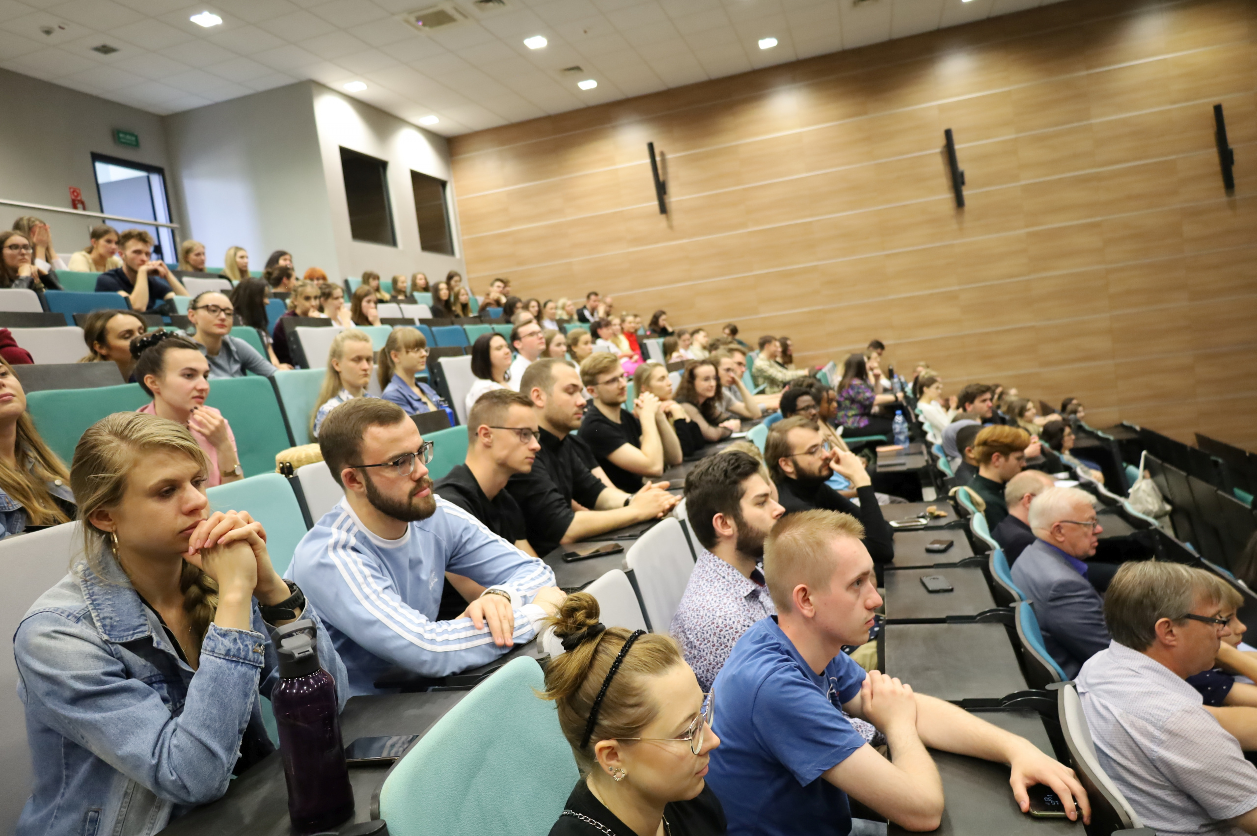 Sala podczas konferencji wypełniona była studentami i doktorantami.