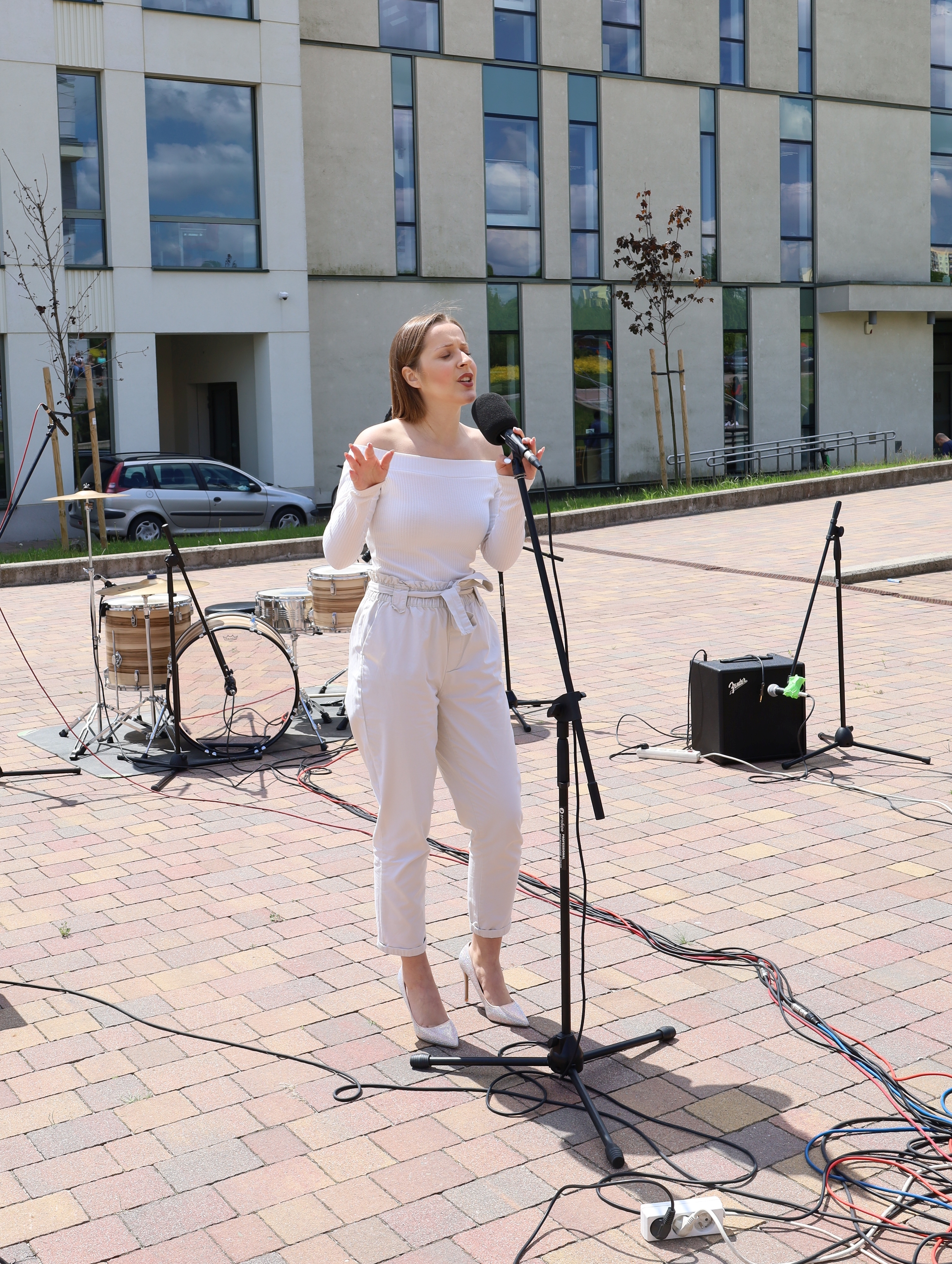 Przy mikrofonie Alina Palamarenko, studentka z Ukrainy.