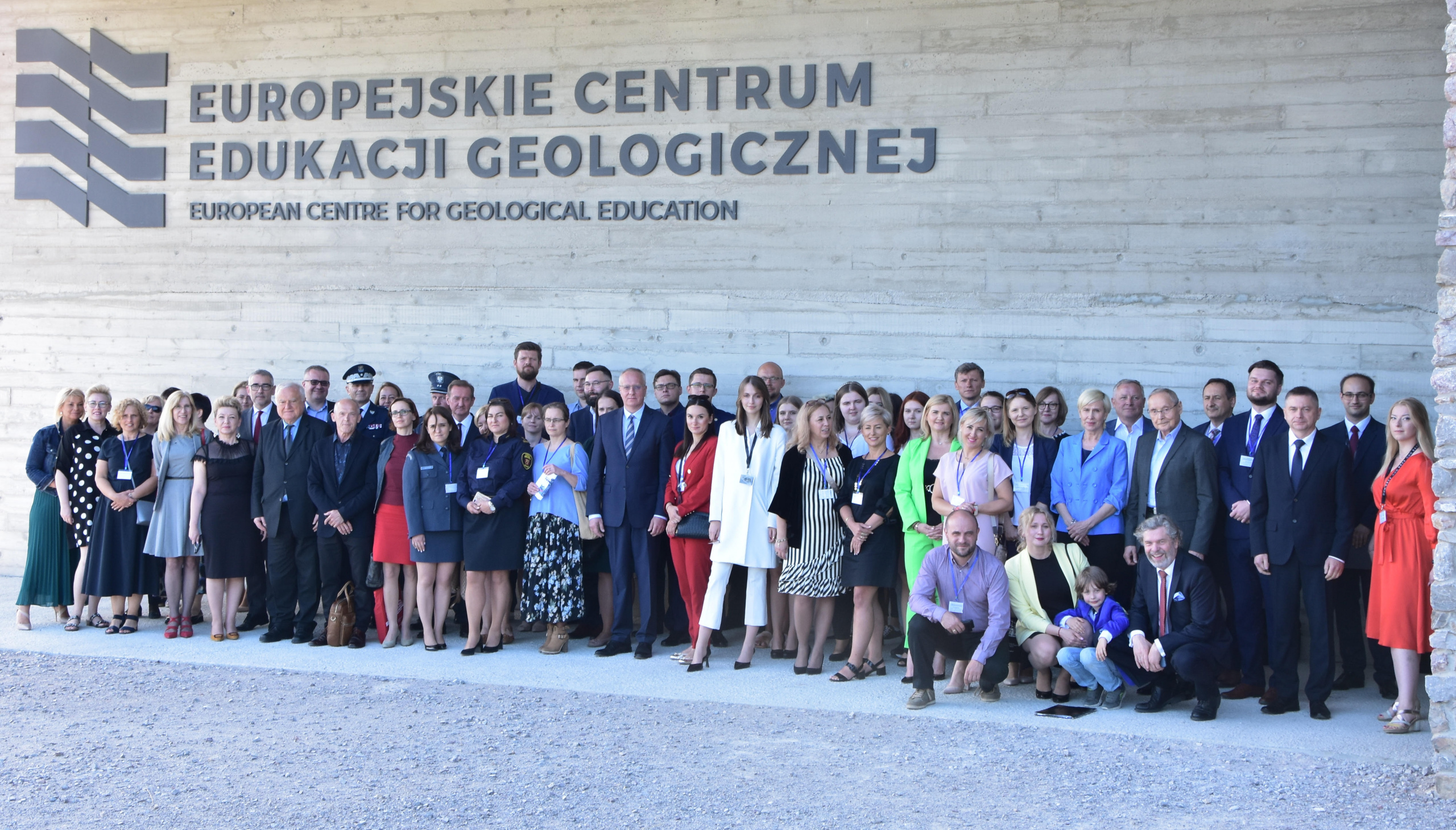 Wspólne zdjęcie uczestników konferencji przed budynkiem Europejskiego Centrum Edukacji Ekologicznej Uniwersytetu Warszawskiego w Korzecku, koło Chęcin.