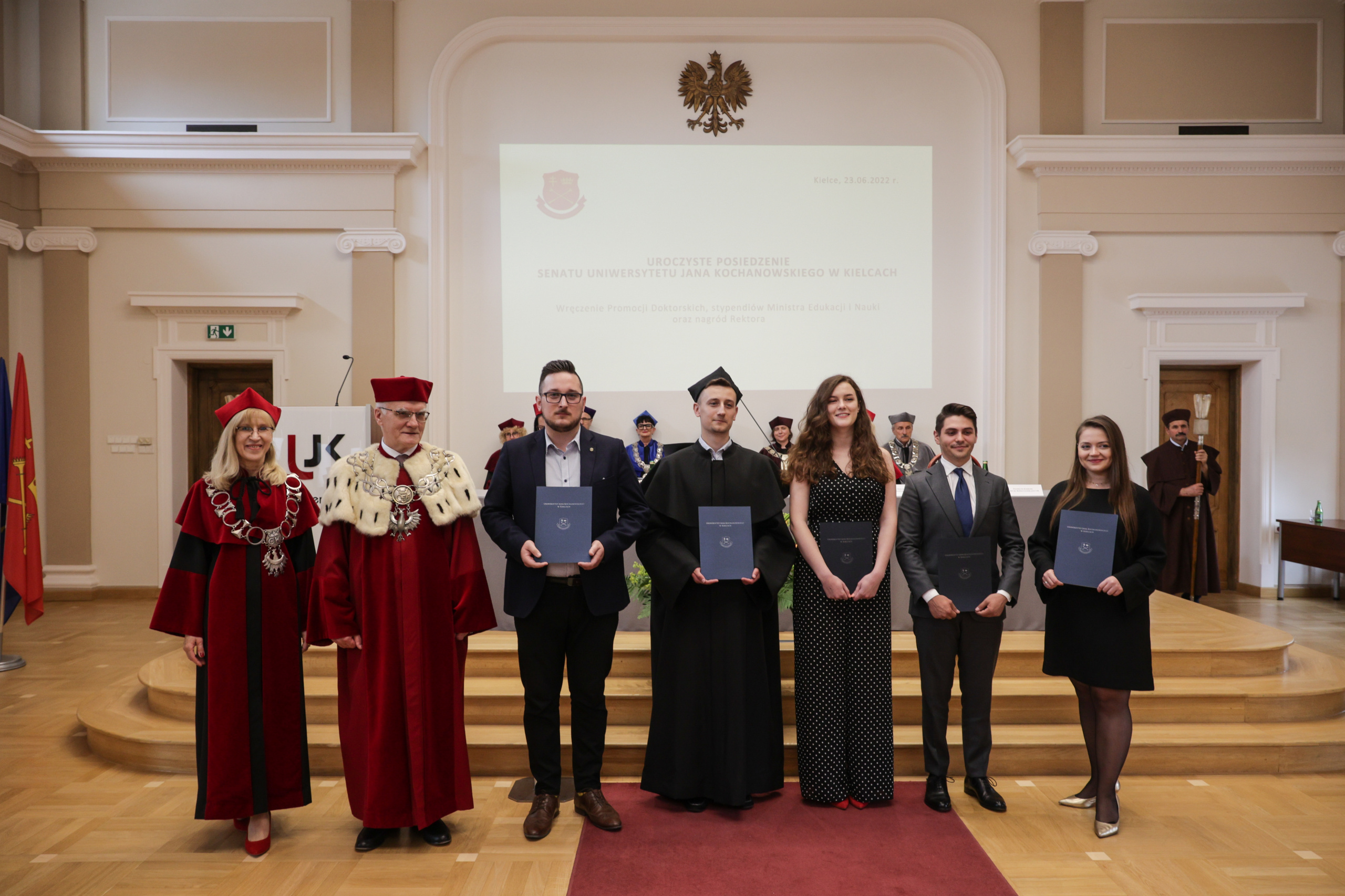 Studenci, którzy otrzymali Nagrody Rektora z władzami uczelni.