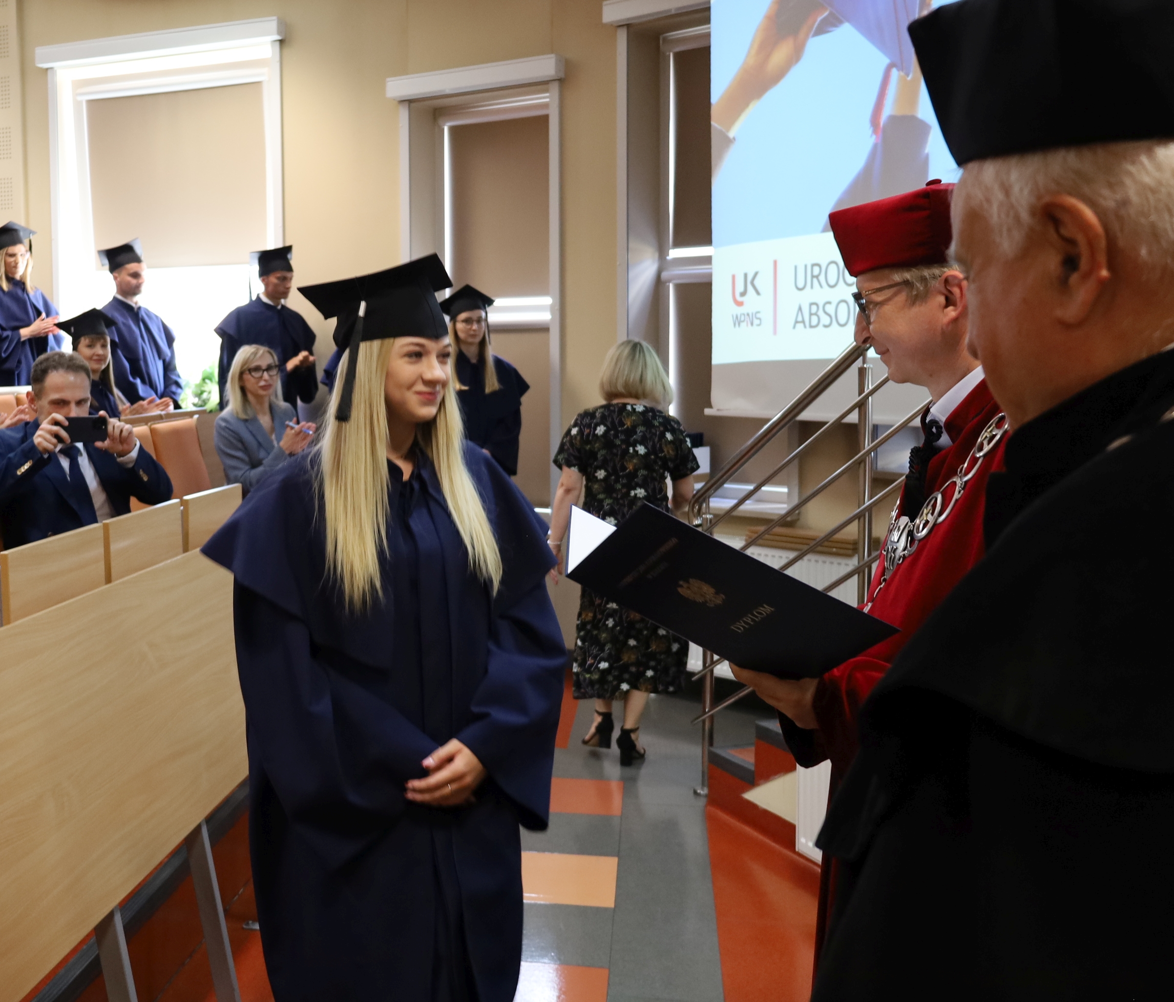 Każdy absolwent otrzymywał dyplom z rąk prof. Jarosława Karpacza, prorektora UJK i prof. Jerzego Jaskierni, dziekan Wydziału Prawa i Nauk Społecznych UJK.