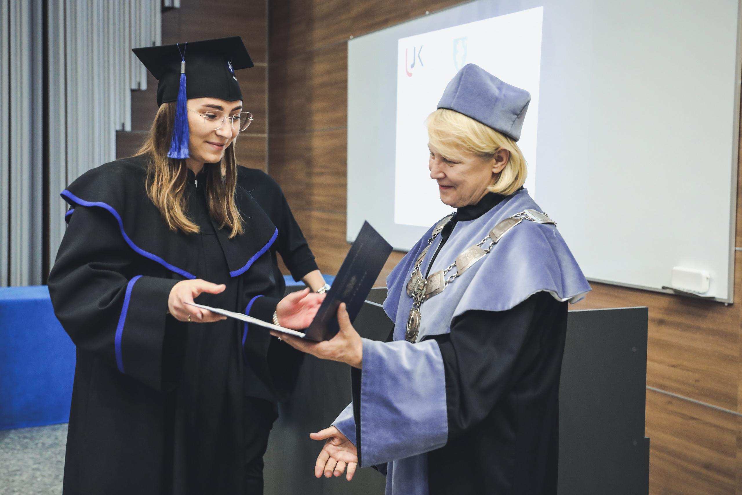 Absolwentka odbiera dyplom i gratulacje od dziekan Collegium Medicum prof. dr hab. Marianny Janion.