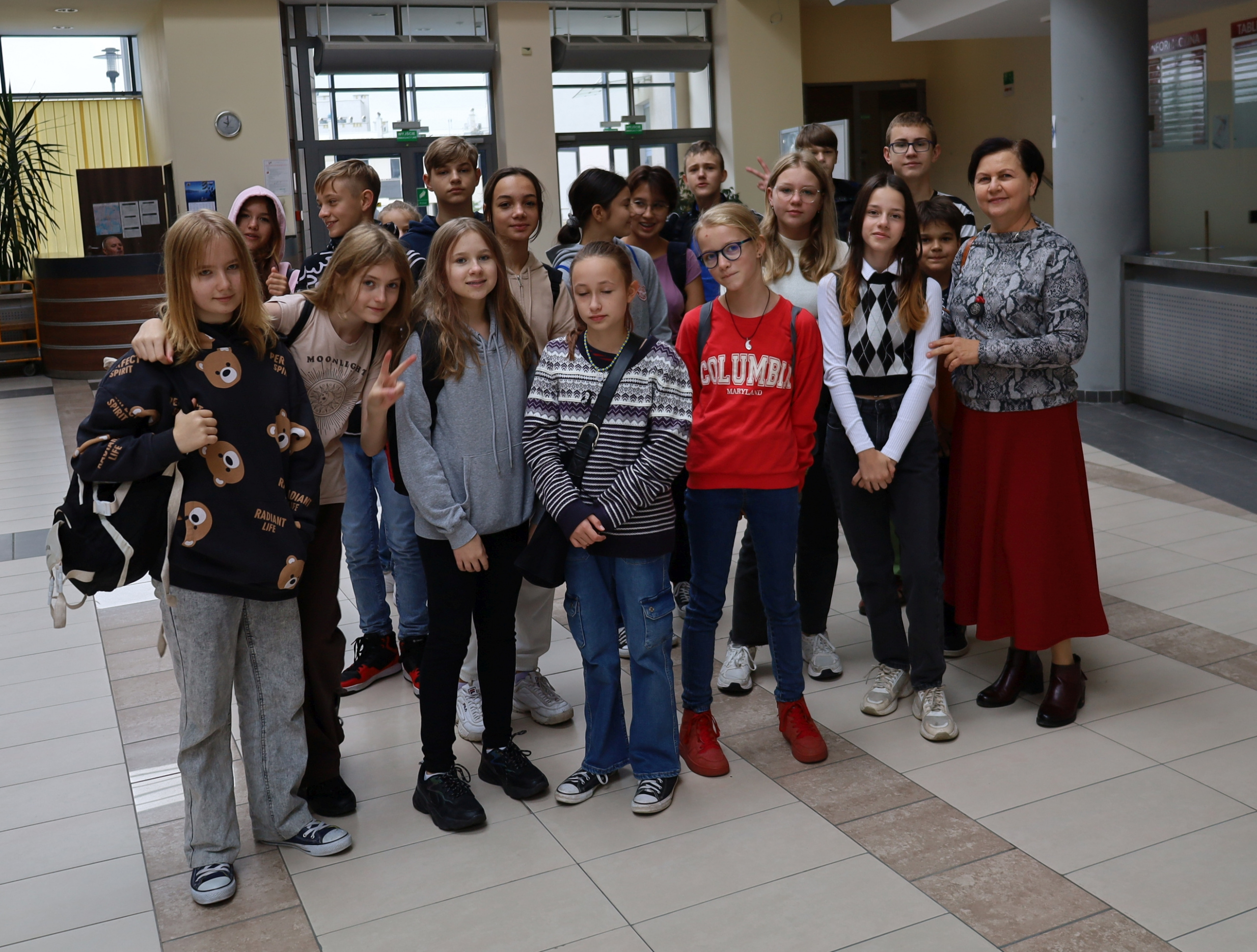 Goście ze szkoły podstawowej numer 28 w Kielcach w auli wydziału.