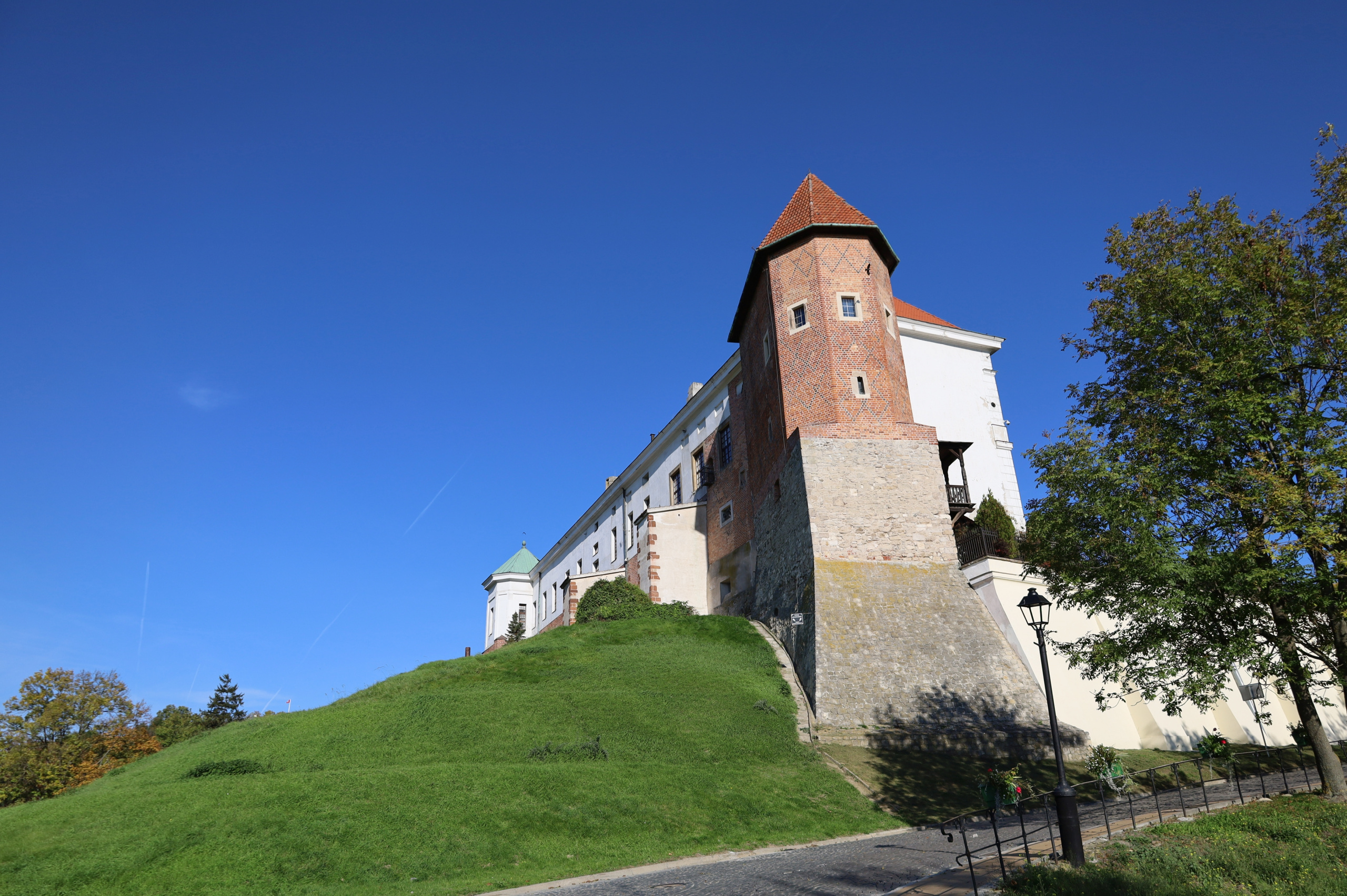 Zamek w Sandomierzu w barwach polskiej 