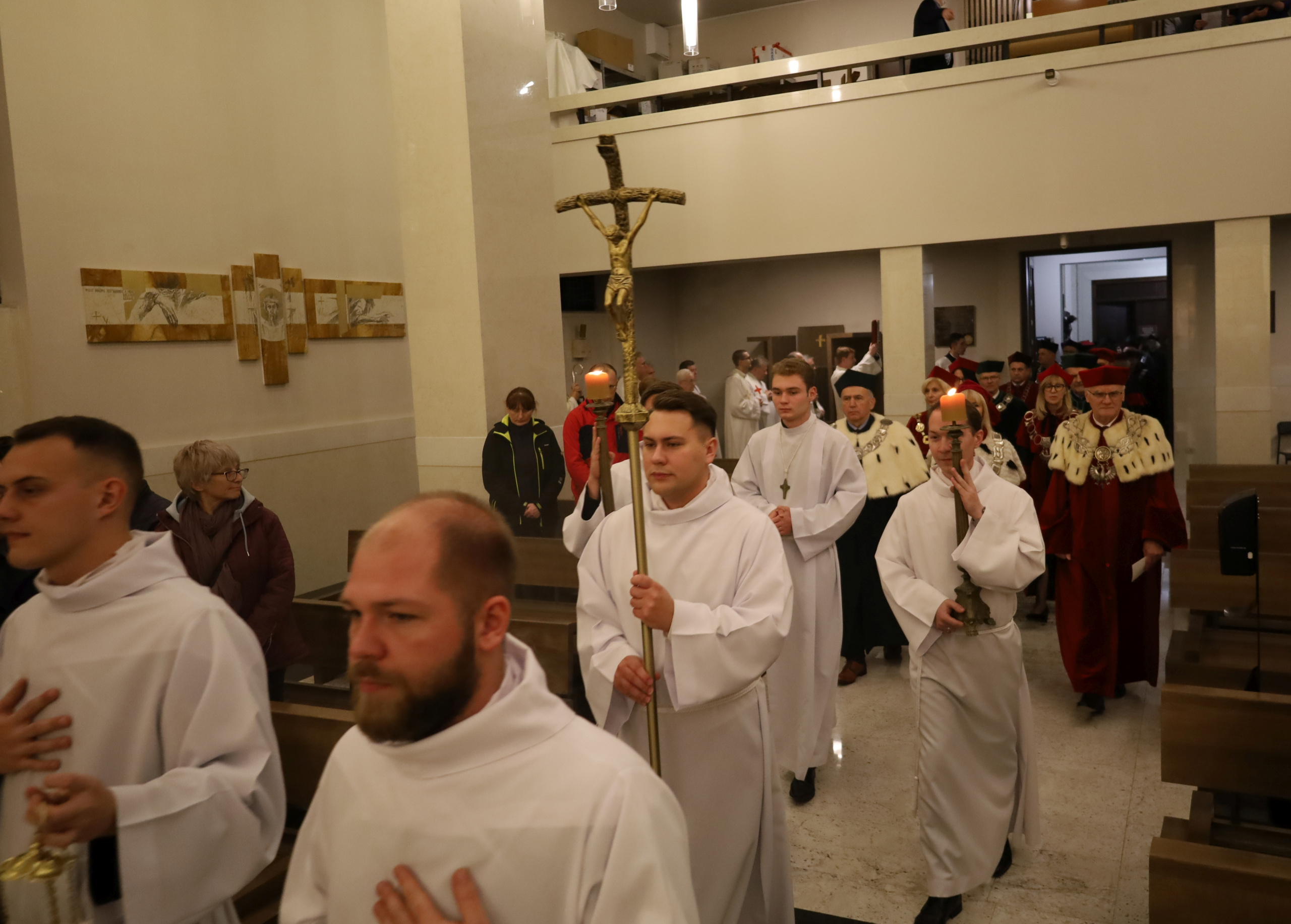 Celebransi z krzyżem w kościele akademickim, za nimi władze kieleckich uczelni.