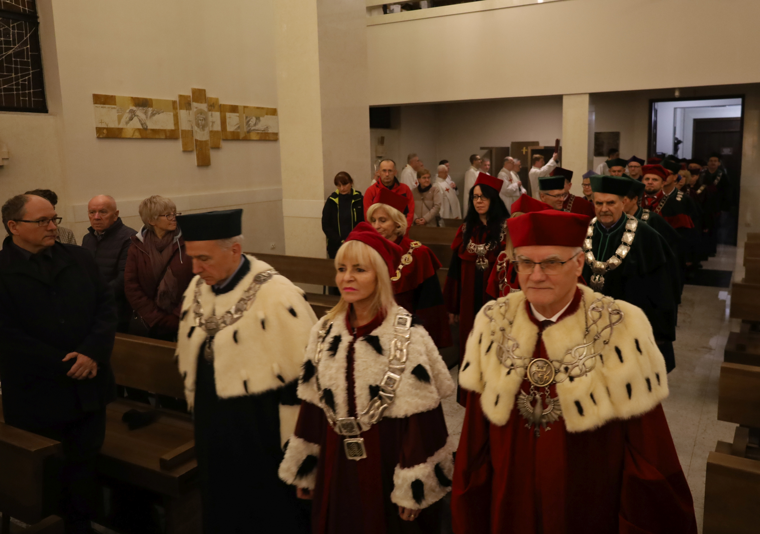 Rektorzy kieleckich uczelni przybyli na mszę w togach.