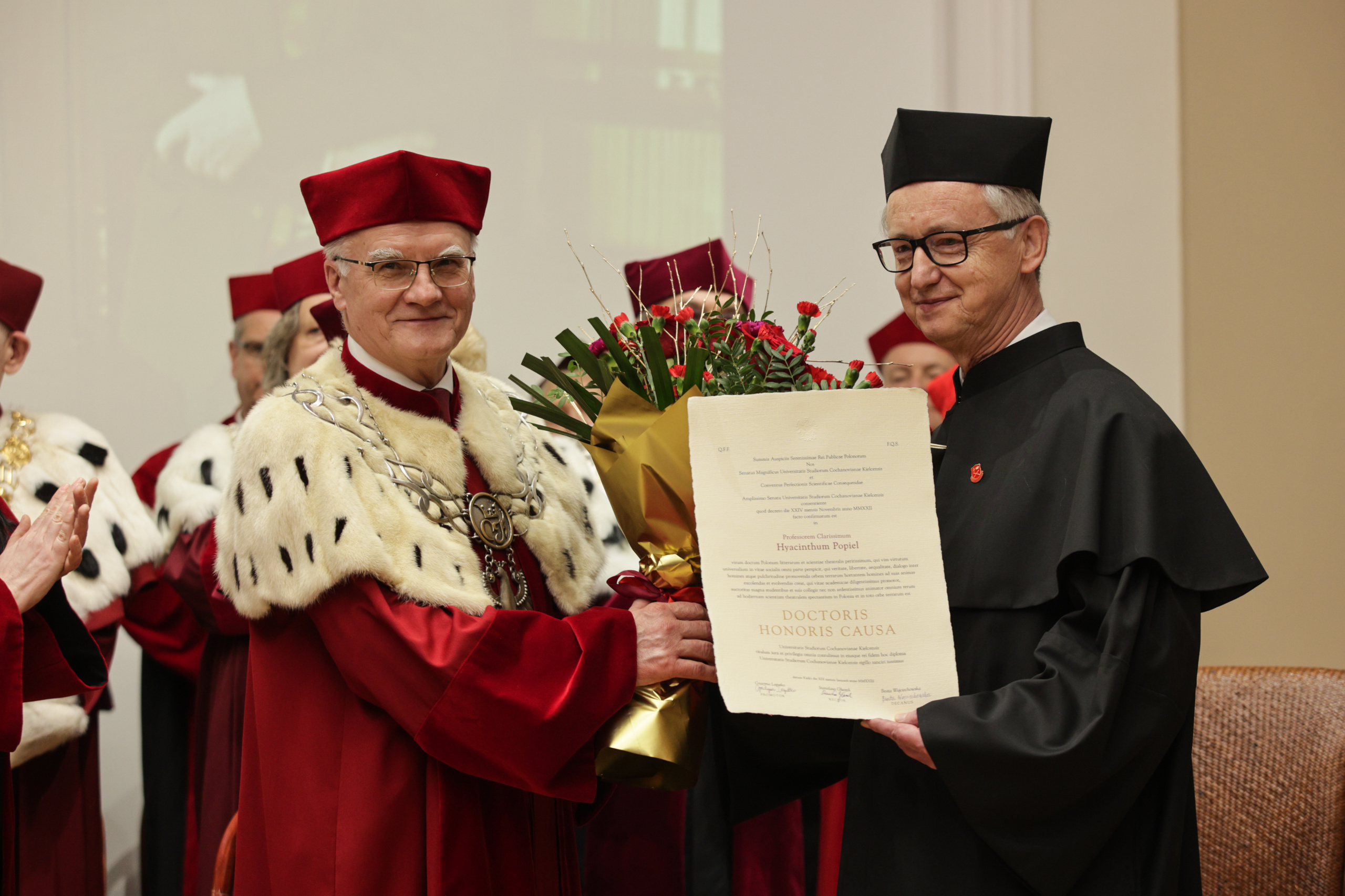 Prof. Stanisław Głuszek, rektor UJK i prof. Jacek Popiel chwilę po otrzymaniu tytułu doktora honorowego UJK.