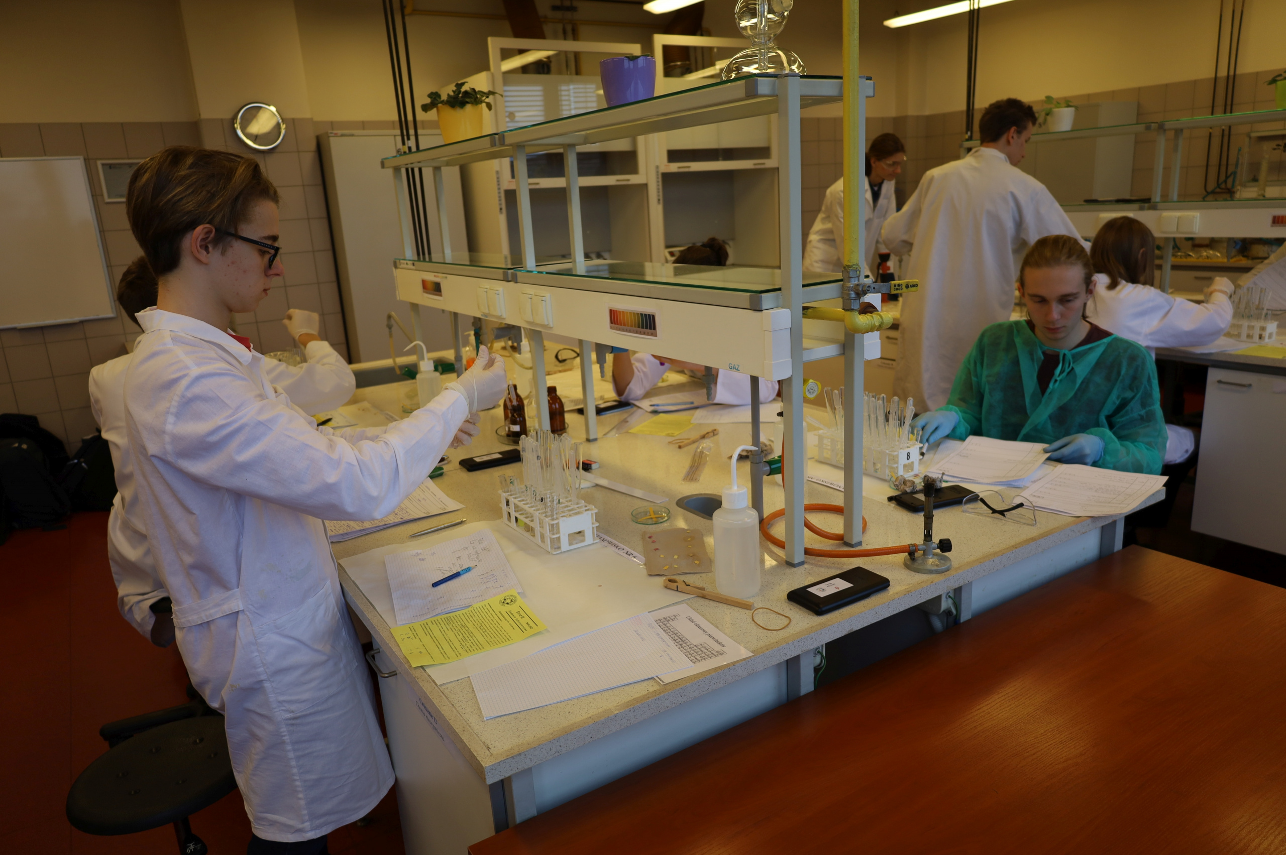 Uczestnicy olimpiady chemicznej w laboratorium.