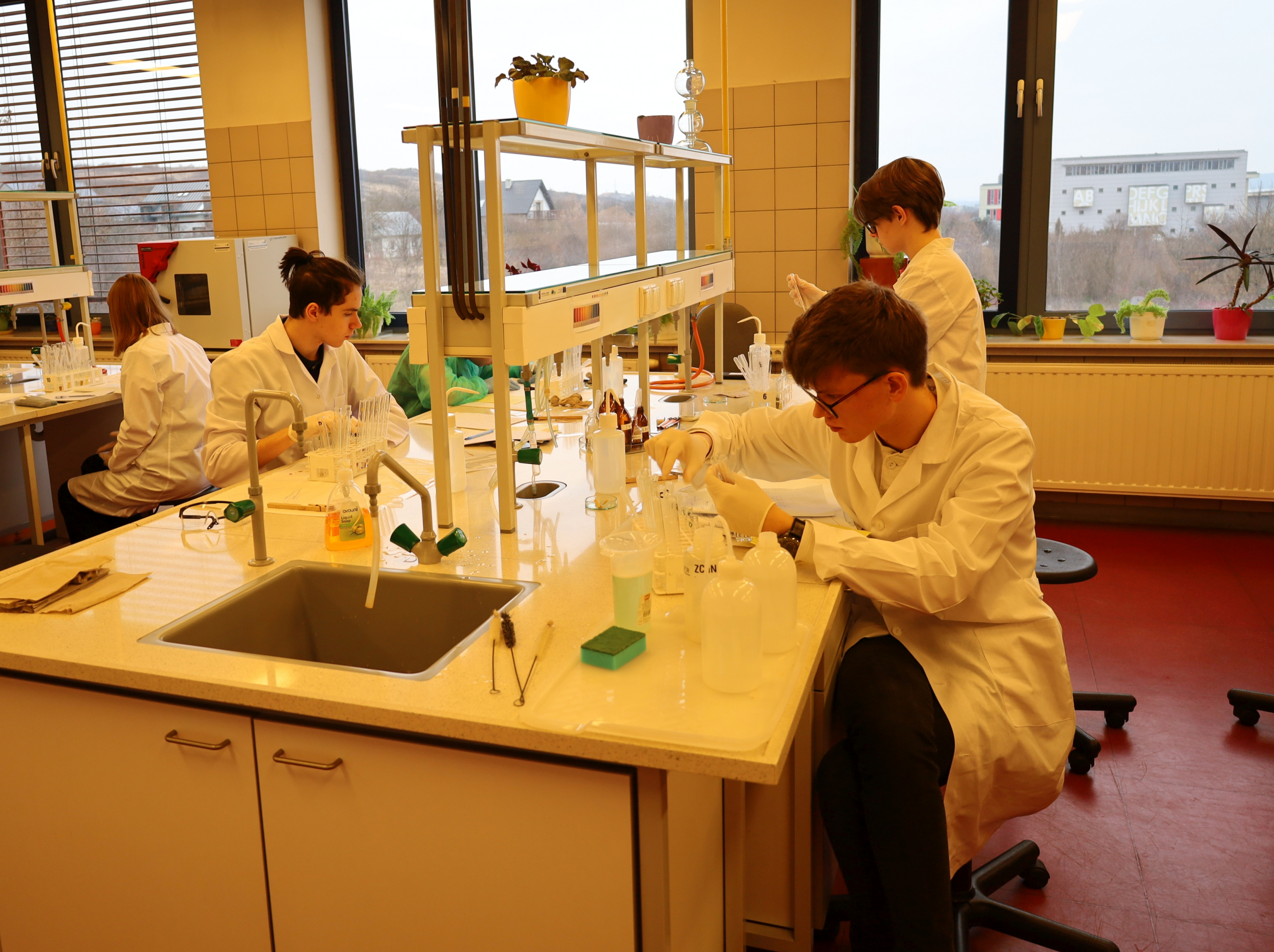 Uczestnicy olimpiady chemicznej w laboratorium.
