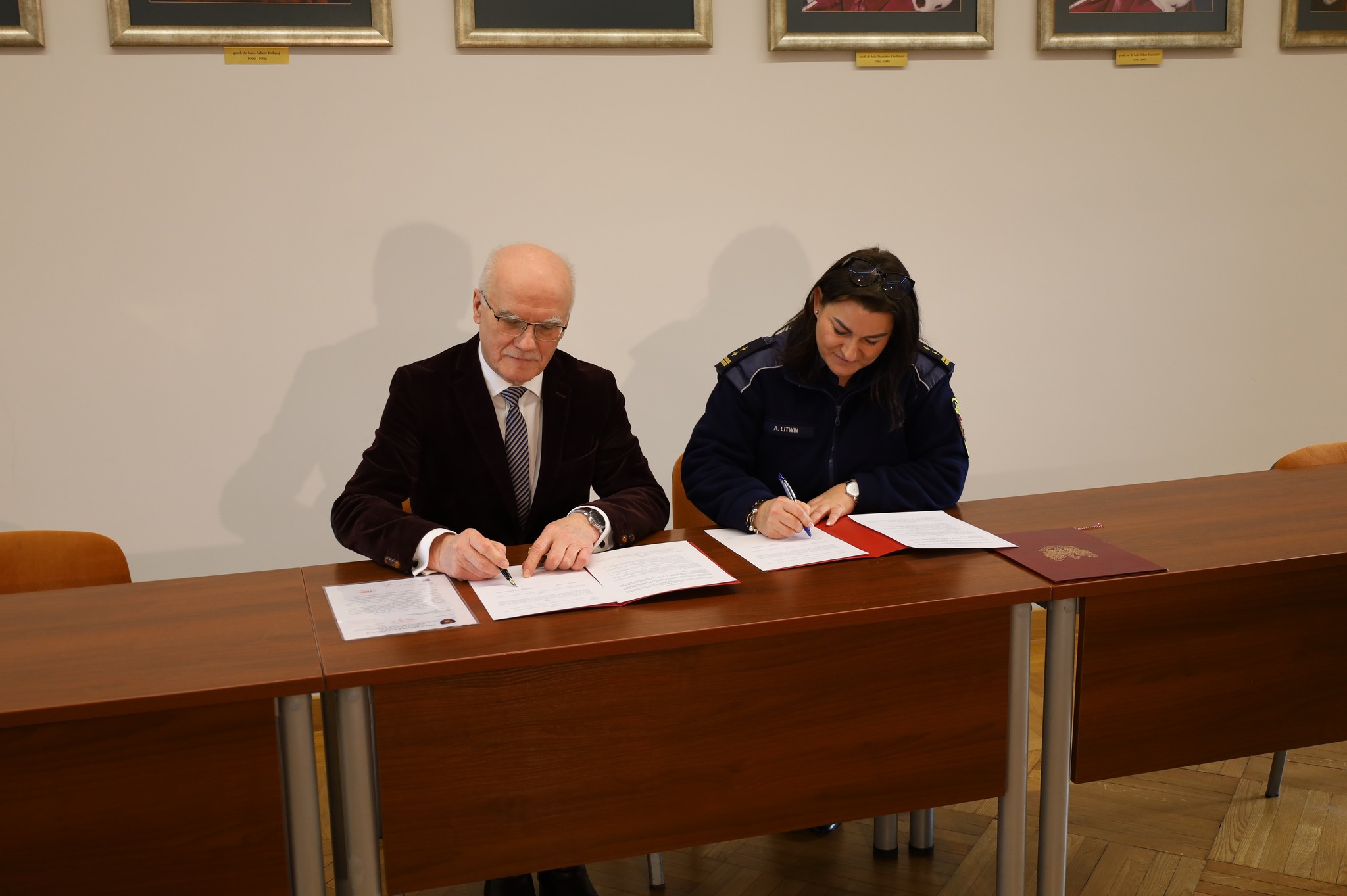 Podpisanie umowy o współpracy między Uniwersytetem Jana Kochanowskiego i Strażą Miejską w Kielcach.