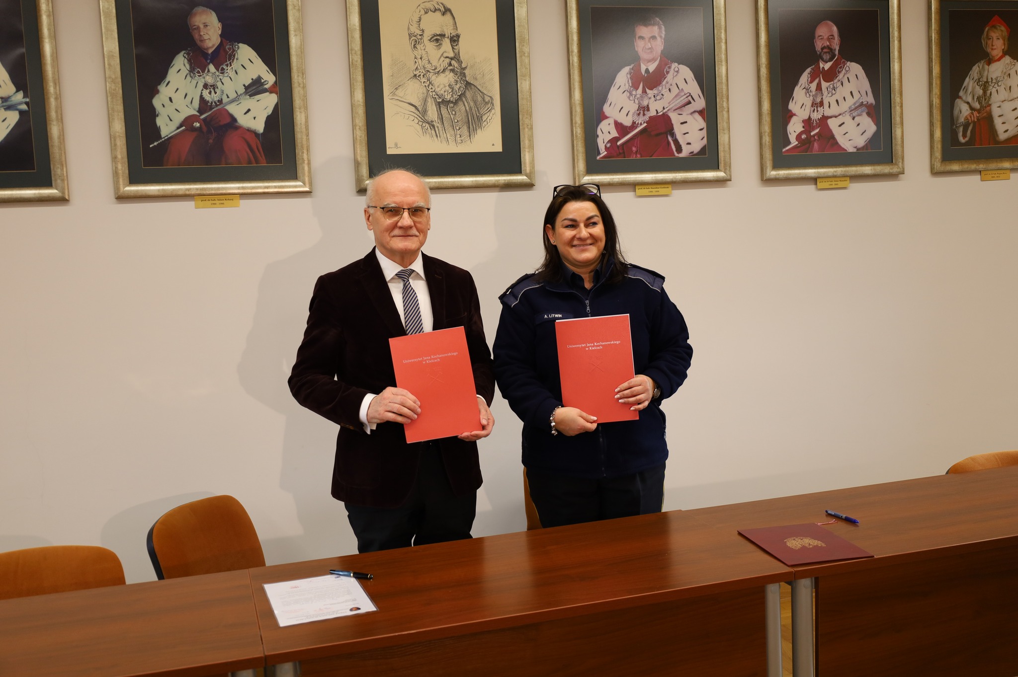 Umowę o współpracy pomiędzy UJK i Strażą Miejską prezentują prof. dr hab. Stanisław Głuszek oraz Aneta Litwin.