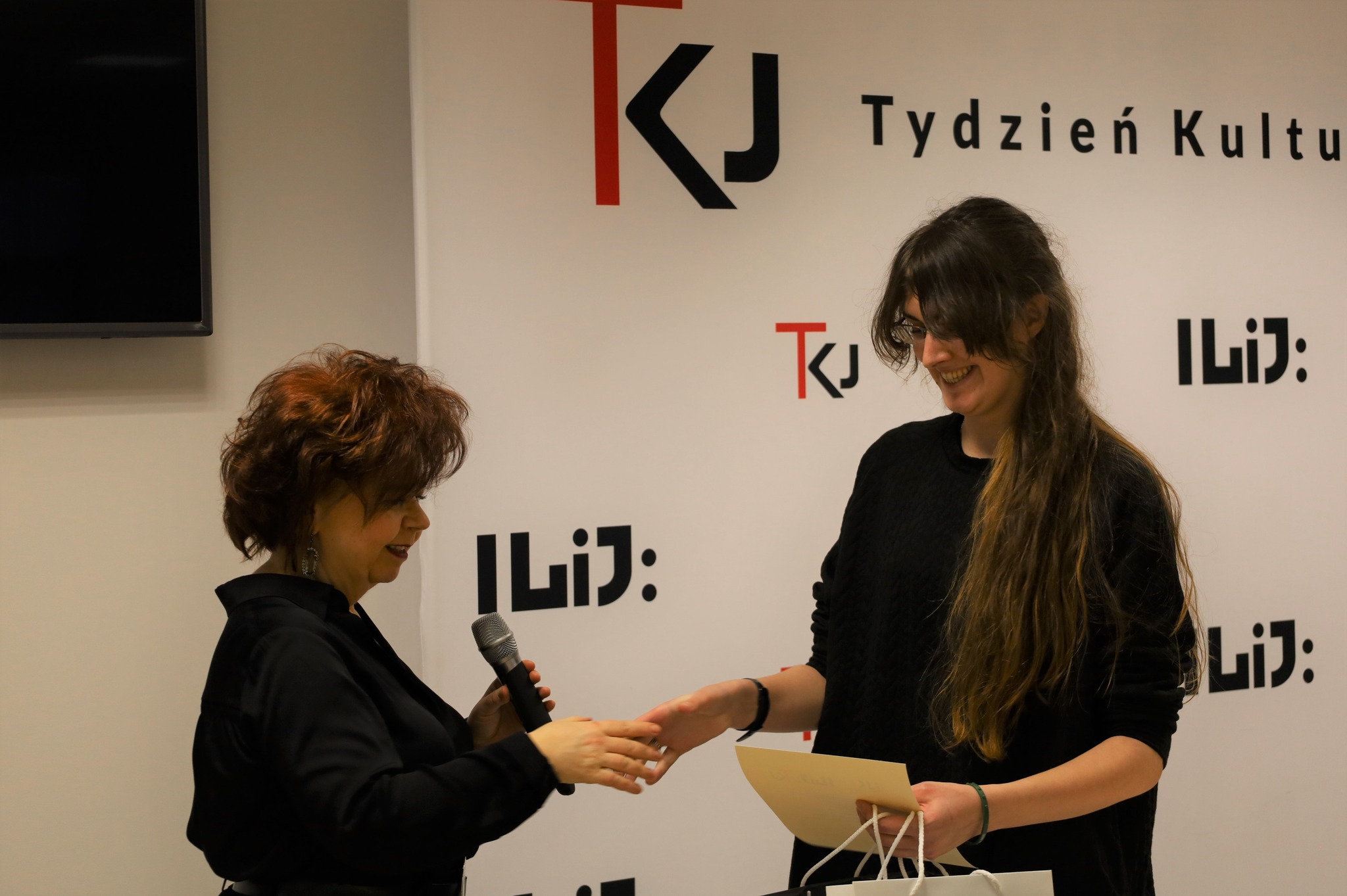 Prof. Marzena Marczewska gratuluje zwyciężczyni dyktanda, którą została Natalia Barańska - studentka III roku fizjoterapii.