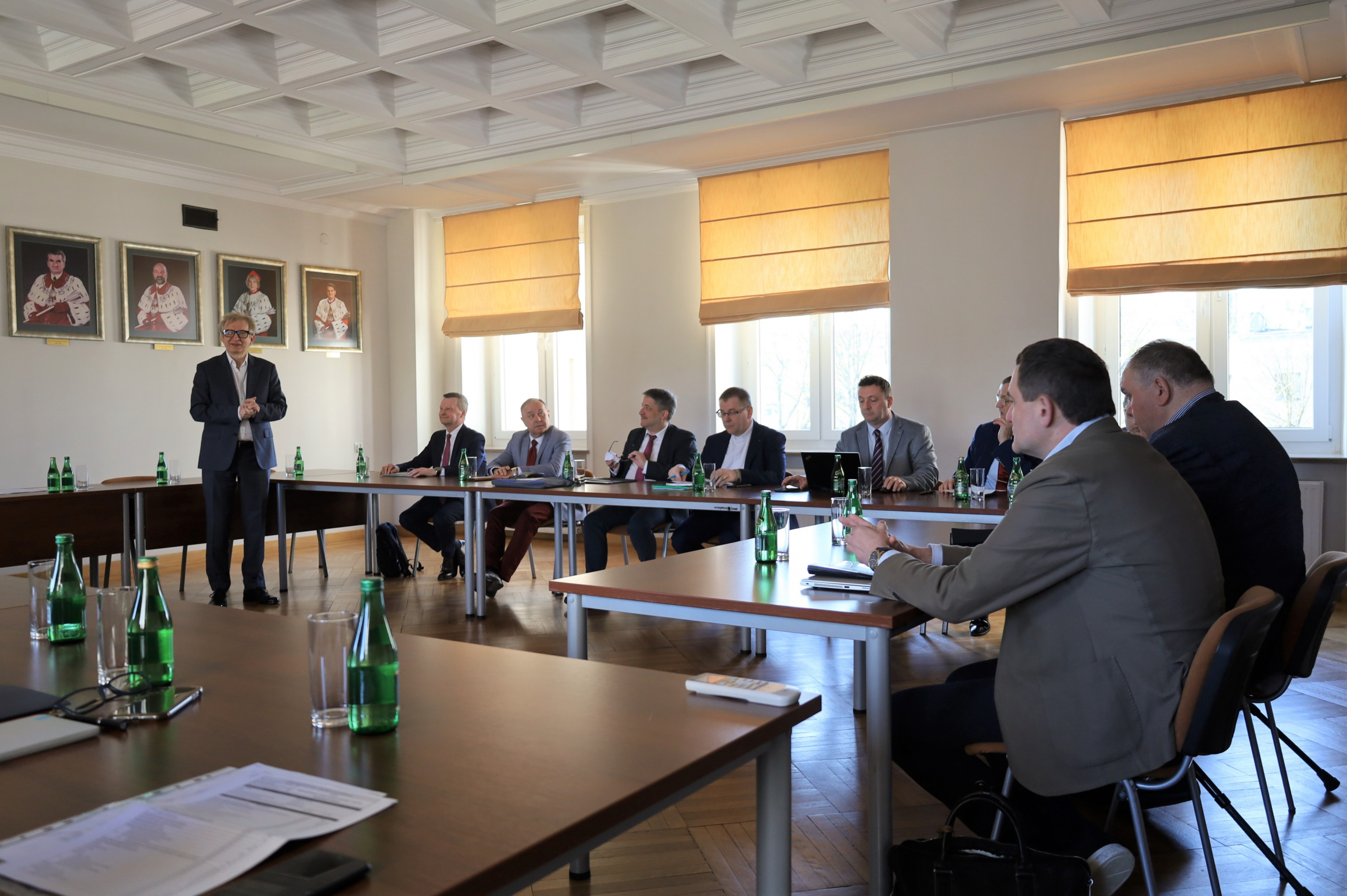 Obrady toczyły się pod przewodnictwem Prorektora ds. Rozwoju i Finansów prof. dr. hab. Jarosława Karpacza (pierwsza osoba z lewej).