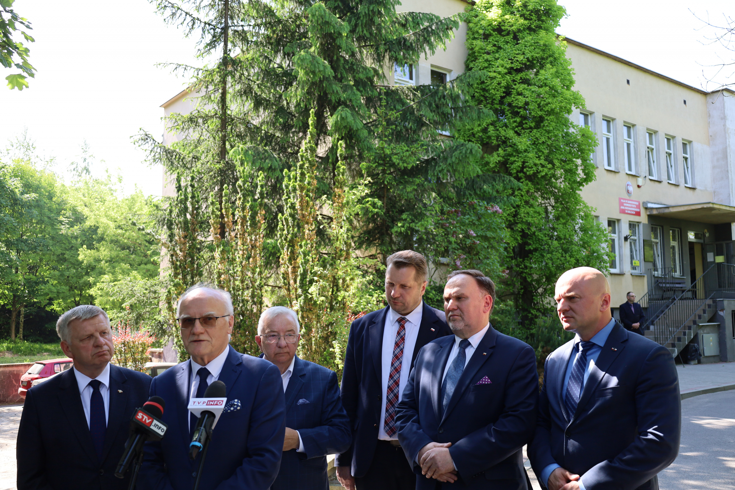 Po obradach odbyła się konferencja prasowa przed budynkiem dotychczasowej Filii UJK w Sandomierzu. Przy mikrofonie Rektor UJK prof. dr hab. Stanisław Głuszek.