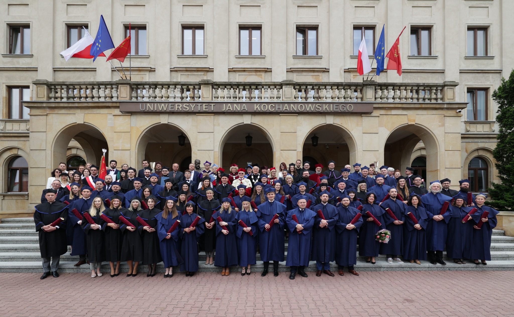 Uczestnicy Święta Uczelni przed budynkiem Rektoratu Uniwersytetu Jana Kochanowskiego w Kielcach.