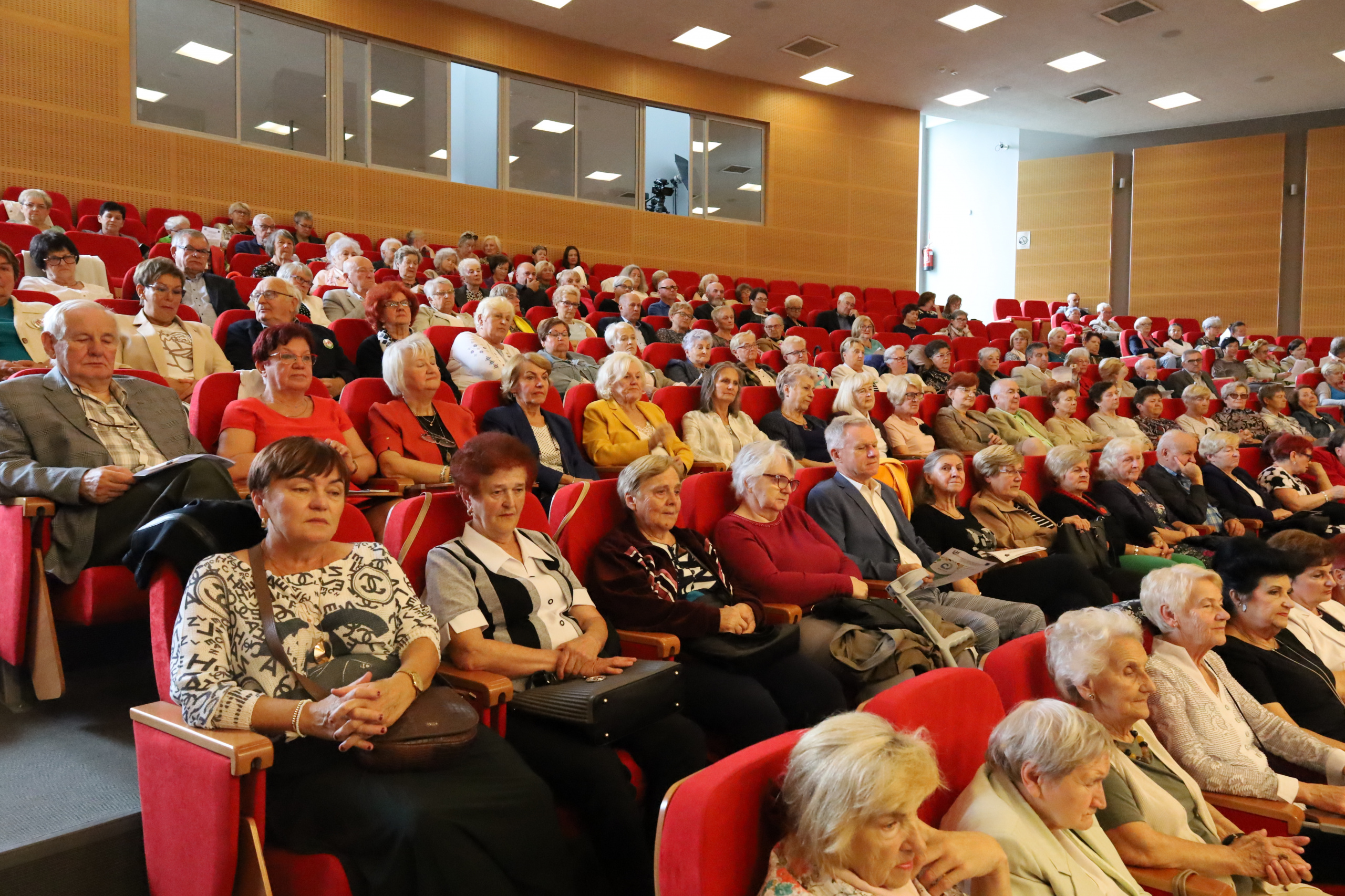 W spotkaniu uczestniczyło blisko 300 seniorów zrzeszonych w 15 świętokrzyskich Uniwersytetach Trzeciego Wieku.