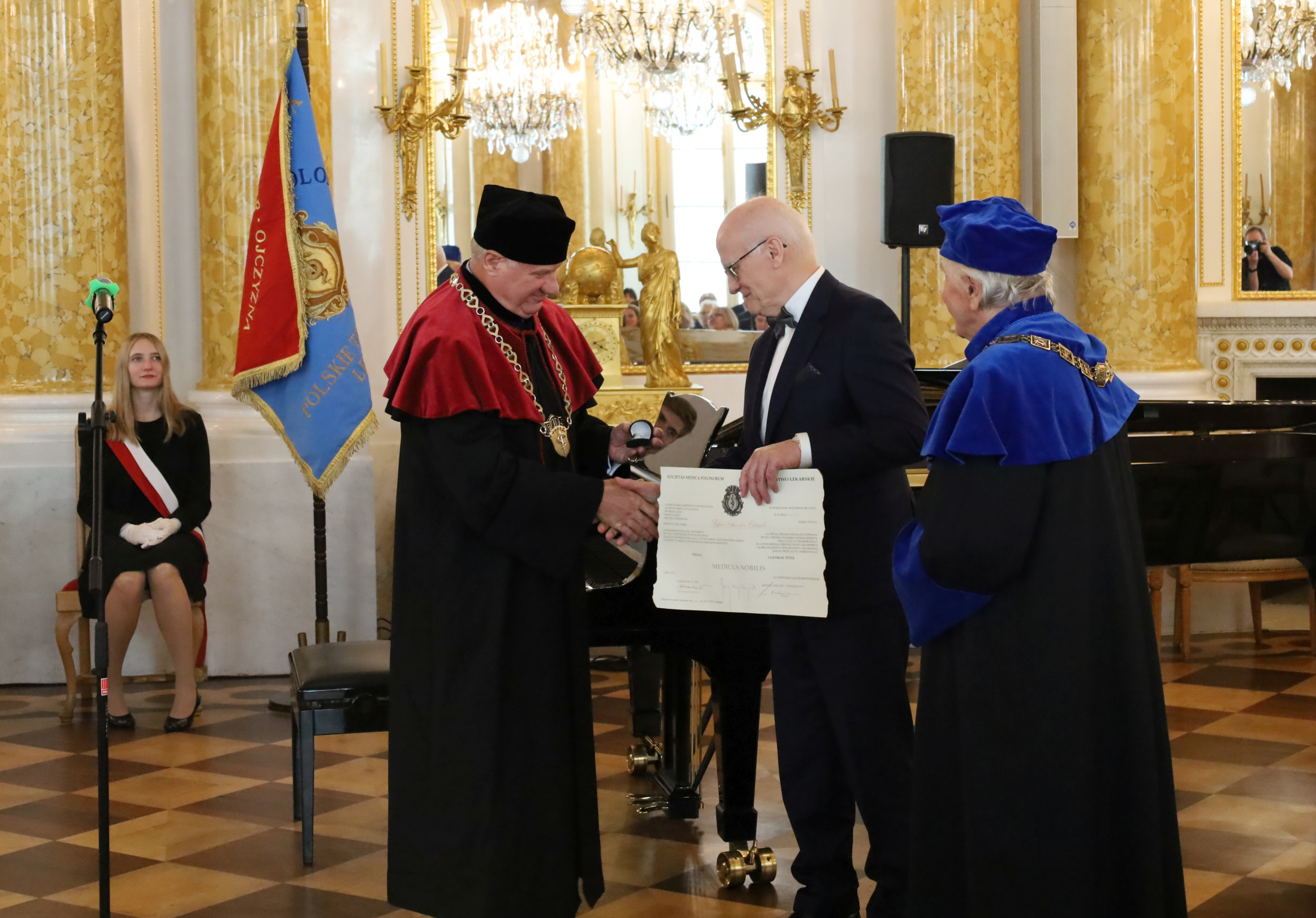 Prof. Stanisław Głuszek, rektor UJK otrzymuje tytuł Medicus Nobilis na Zamku Królewskim w Warszawie.