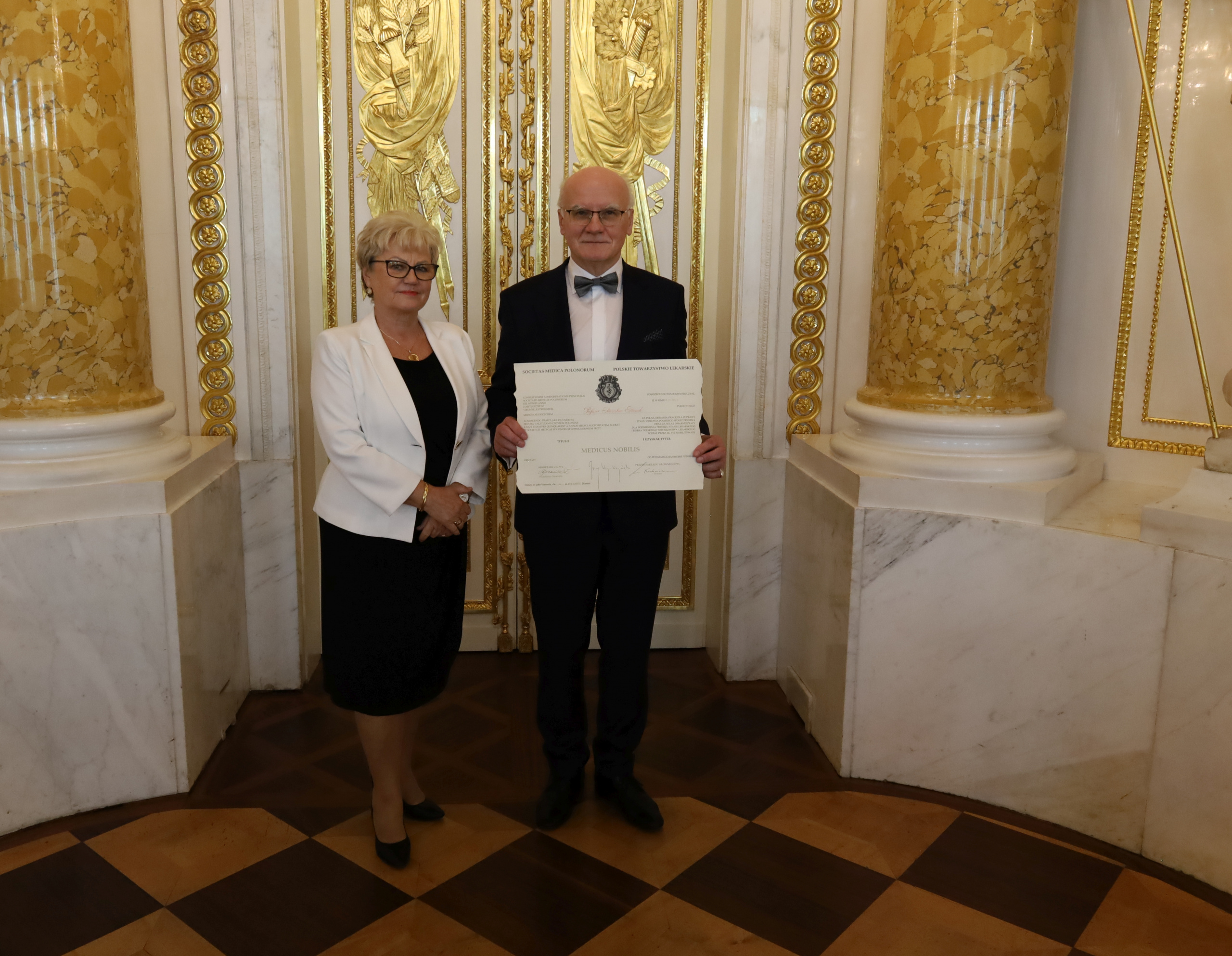 Prof. Stanisław Głuszek, rektor UJK wraz z małżonką na Zamku Królewskim w Warszawie z dyplomem Medicus Nobilis.