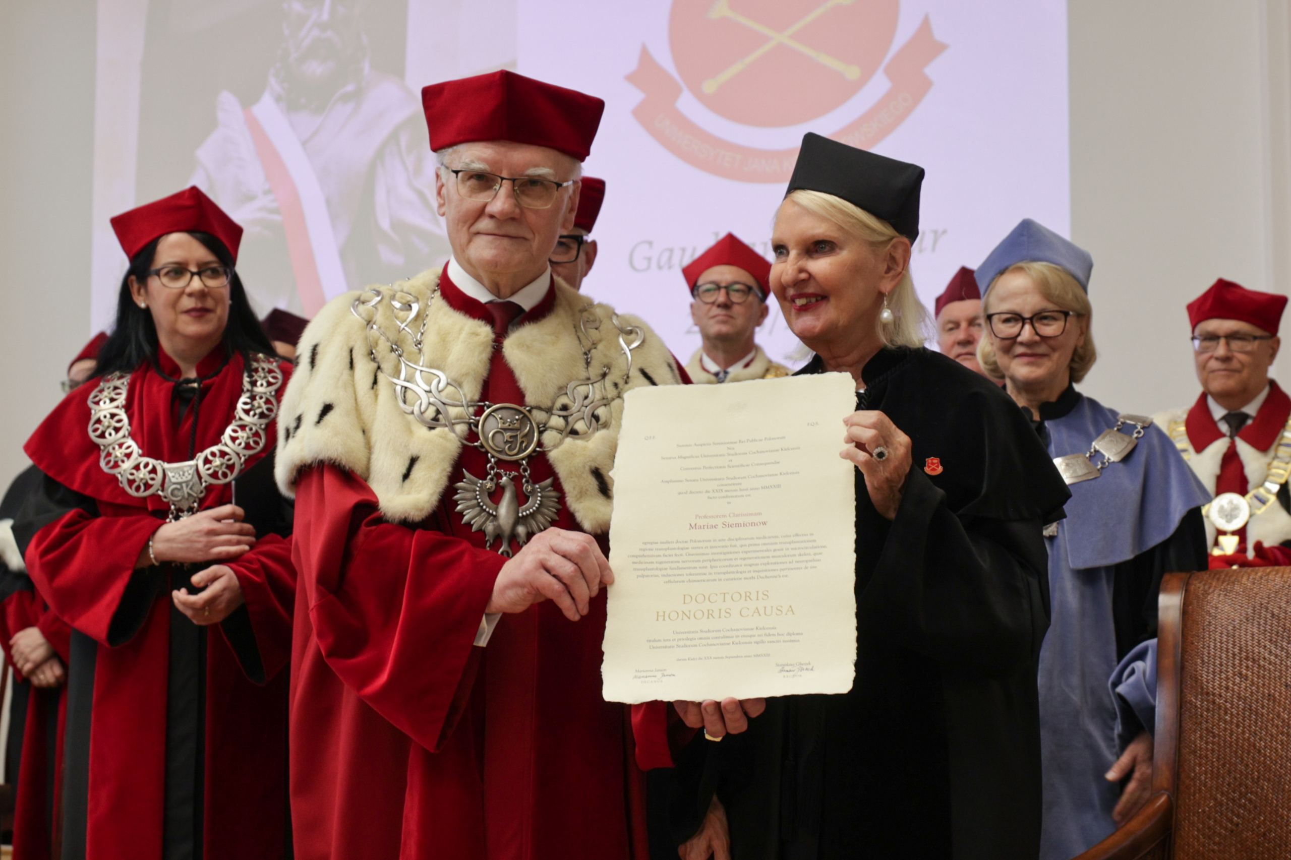 Prof. Stanisław Głuszek, rektor UJK i prof. Maria Siemionow z dyplomem Doktora Honorowego UJK w ręku.