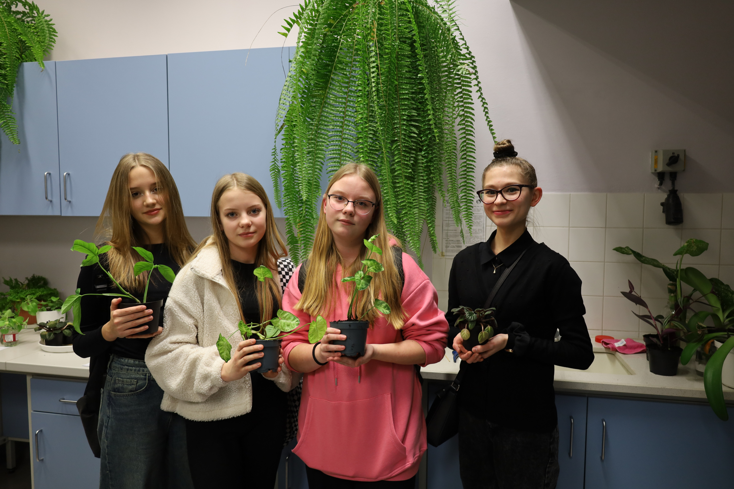 W programie Nocy Biologów znalazła się także akcja „adopcji” roślin. Każdy uczeń mógł wybrać sadzonkę, a następnie zabrać ją do domu.